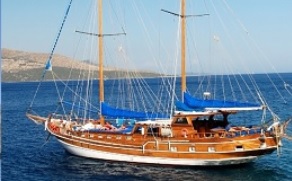 motor-sailer-syrolana-crewed-charter-greece